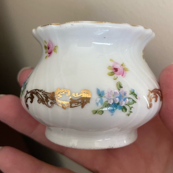 Carlsbad Austria Vintage Porcelain Jar w/Matching Lid Beautiful Floral Sprays - Picture 8 of 10